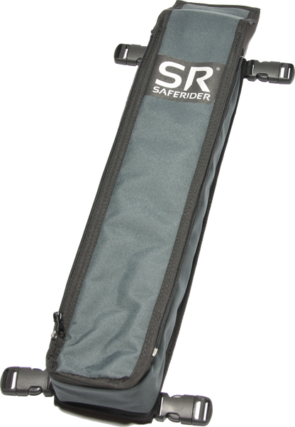 chützen Sie Ihren vierbeinigen Begleiter bei jeder Autofahrt! Der SAFERIDER Hundeprotektor ist das unverzichtbare Sicherheitssystem für Hundebesitzer, die Wert auf den Schutz ihres Tieres legen.

Warum SAFERIDER? Ob Familienhunde, Jagdhunde, Suchhunde oder Rassehunde – alle müssen oft ungeschützt lange Strecken im Auto zurücklegen. Herkömmliche Sicherheitssysteme schützen nur die Menschen im Fahrzeug, nicht aber Ihren Hund. Der SAFERIDER Hundeprotektor schließt diese gefährliche Lücke.