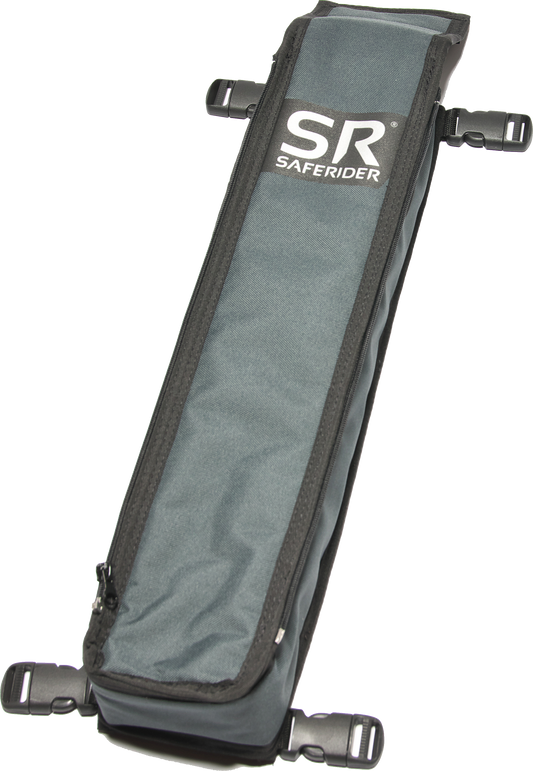 chützen Sie Ihren vierbeinigen Begleiter bei jeder Autofahrt! Der SAFERIDER Hundeprotektor ist das unverzichtbare Sicherheitssystem für Hundebesitzer, die Wert auf den Schutz ihres Tieres legen.

Warum SAFERIDER? Ob Familienhunde, Jagdhunde, Suchhunde oder Rassehunde – alle müssen oft ungeschützt lange Strecken im Auto zurücklegen. Herkömmliche Sicherheitssysteme schützen nur die Menschen im Fahrzeug, nicht aber Ihren Hund. Der SAFERIDER Hundeprotektor schließt diese gefährliche Lücke.